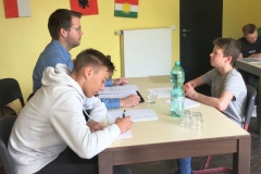 Herr  Südfels, Personalleiter der Firma 2G Energy AG, im Vorstellungsgespräch mit Kreuzschülern