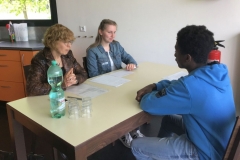 Frau Dr. Elisabeth Schwenzow, Kreis Borken und Rotarier, beim Vorstellungsgespräch mit Kreuzschülern
