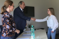 Herr Hüßler und Frau Feldhues im Gespräch mit einer Kreuzschülerin