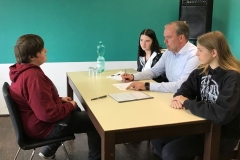 Jürgen Lammers, Personalleiter der Gemeinde Heek, im Bewerbungsgespräch mit Kreuzschülern