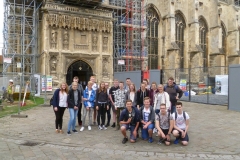 klasse-10e-vor-der-kathedrale-in-canterbury