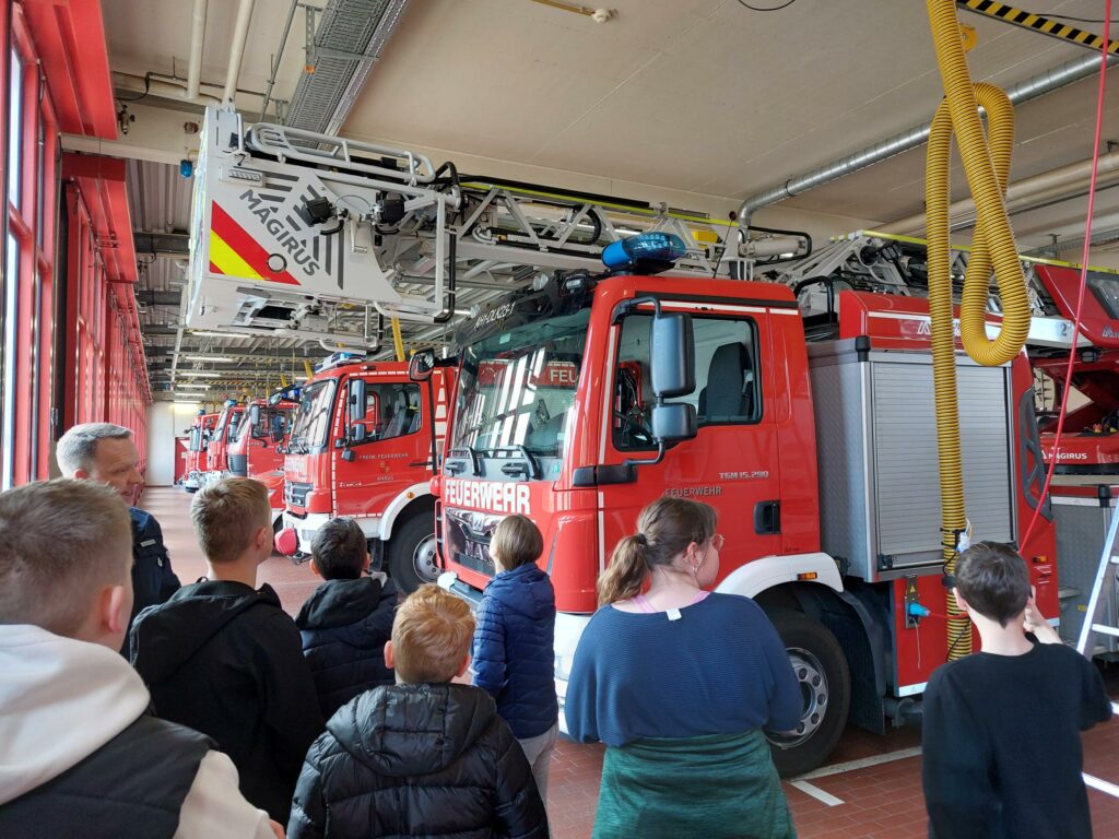 Die Feuerwehr-AG besucht die Feuer-und Rettungswache Ahaus
