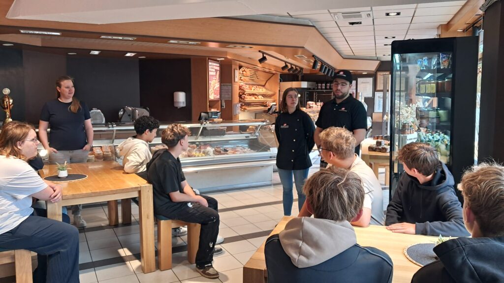 Einblicke ins Bäckerhandwerk – WPU-Kurs der Kreuzschule unterwegs