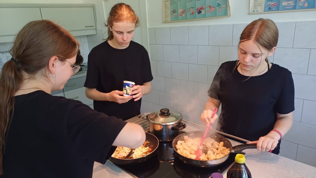 Kulinarische Reise nach Großbritannien – Englischkurs kocht Chicken Tikka Masala