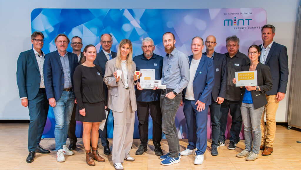 Kreuzschule erhält doppelte Auszeichnung: „MINT-freundliche Schule“ und „Digitale Schule“