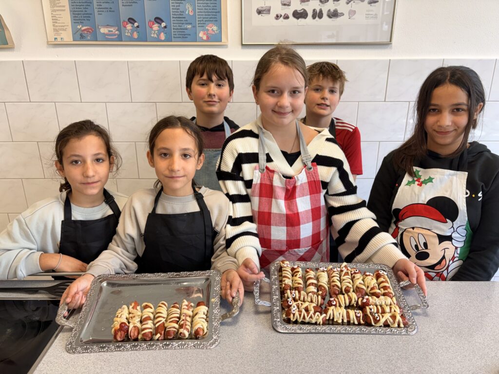 Schaurig-leckere Halloween-Snacks im Fach Hauswirtschaft!