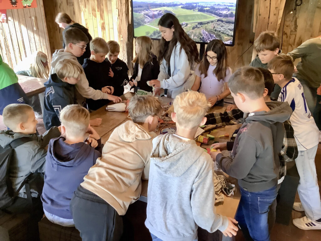 Recycling hautnah erlebt – Die 5b besucht die EGW