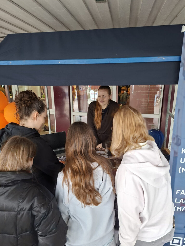 Erfolgreiche Berufsorientierung an der Kreuzschule: 7. Markt der Möglichkeiten begeistert Schüler*innen und Betriebe