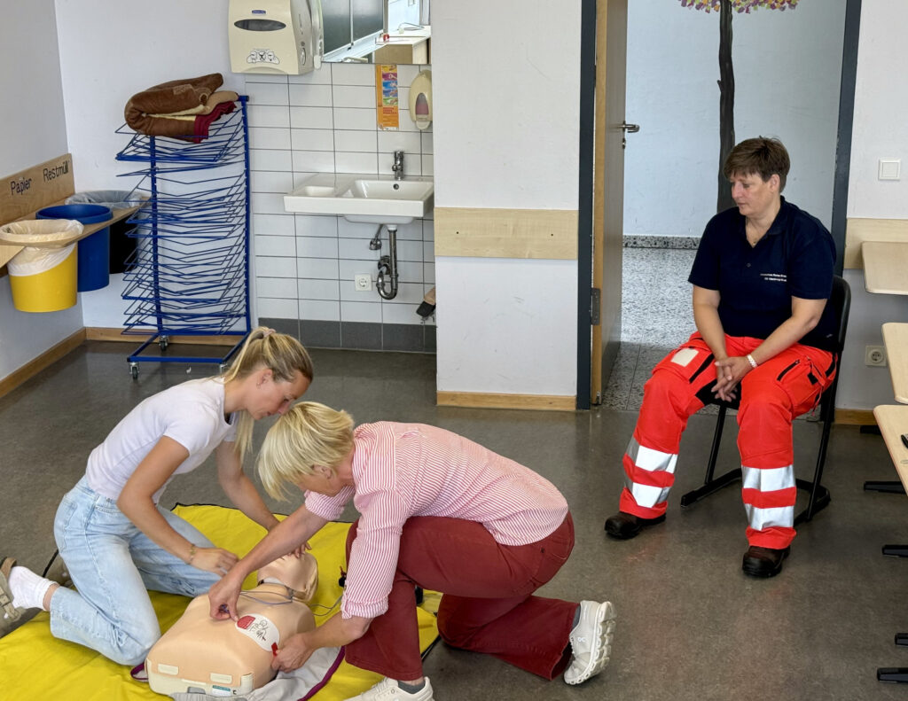 Sicherheit im Schulalltag: Lehrkräfte absolvieren Ersthelfer-Ausbildung